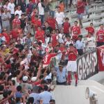 Гравець E.S.Sahel підбіг на трибуну фанатів після забитого ним голу і цілує герб клубу