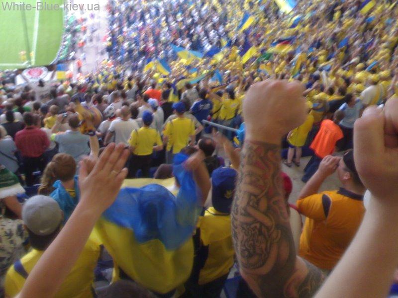 Українська трибуна на матчі у Гамбурзі зі збірною Саудівської Аравії