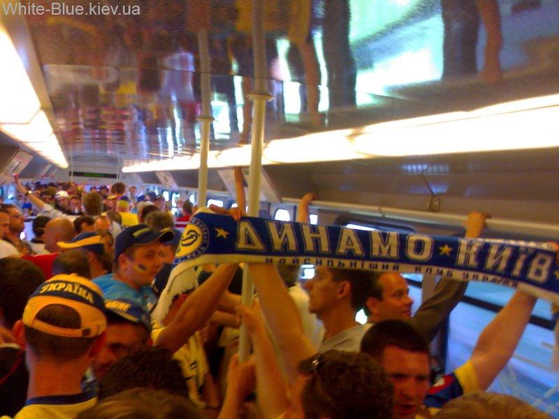 Супортери збірної України у метрополітені Берліну перед матчем зі зб