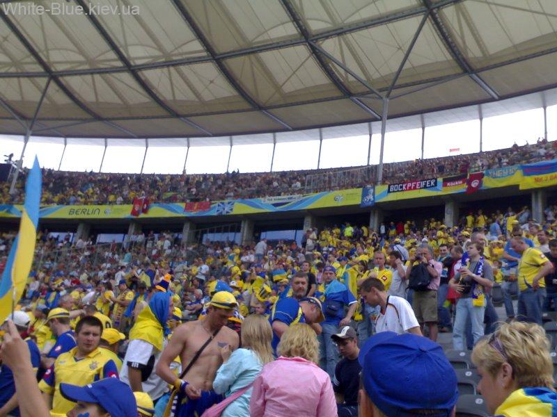 Українська трибуна на "Олімпіаштадіоні" у Берліні на матчі зі зб