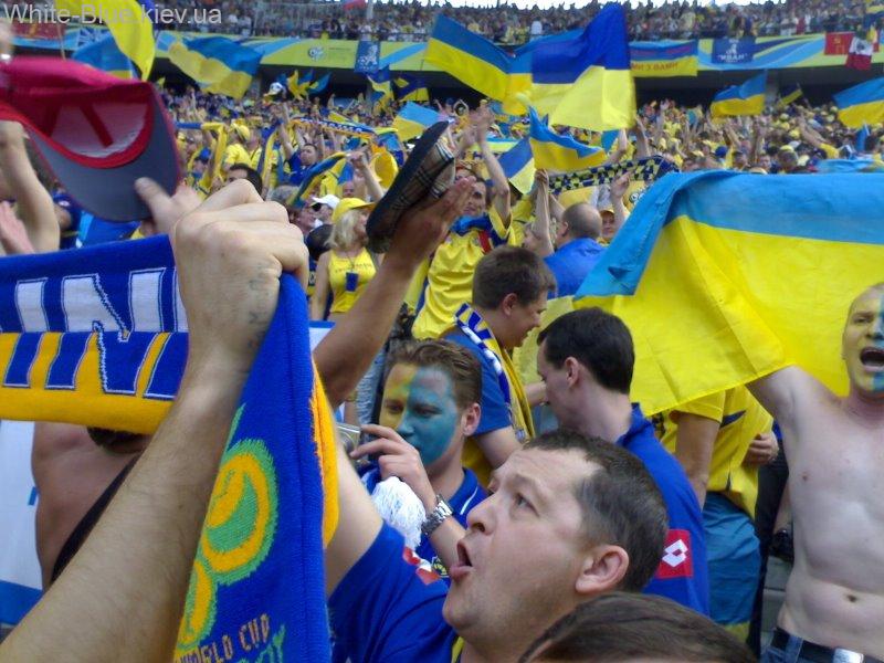 Українська трибуна після голу на "Олімпіаштадіоні" у Берліні на 