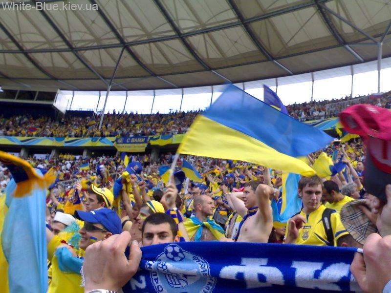 Українська трибуна після голу на "Олімпіаштадіоні" у Берліні на 