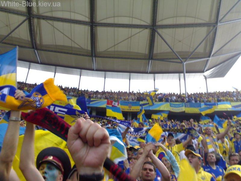 Українська трибуна після голу на "Олімпіаштадіоні" у Берліні на 