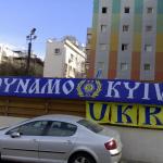 Готель "Базель" у Тель-Авіві де жили кияни і наші банери на ньому