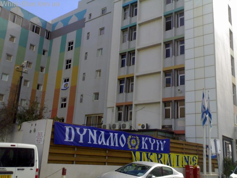 Готель "Базель" у Тель-Авіві де жили кияни і наші банери на ньому