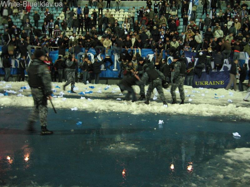 Забіг на поле після матчу Динамо Київ - Металург Запоріжжя [04/03/2007] 17 тур ЧУ