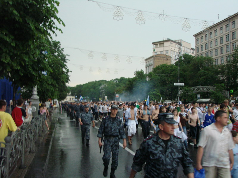 Динамівський фанатський марш у Києві перед матчем Шахтар - Динамо [27/05/07] Фінал КУ 