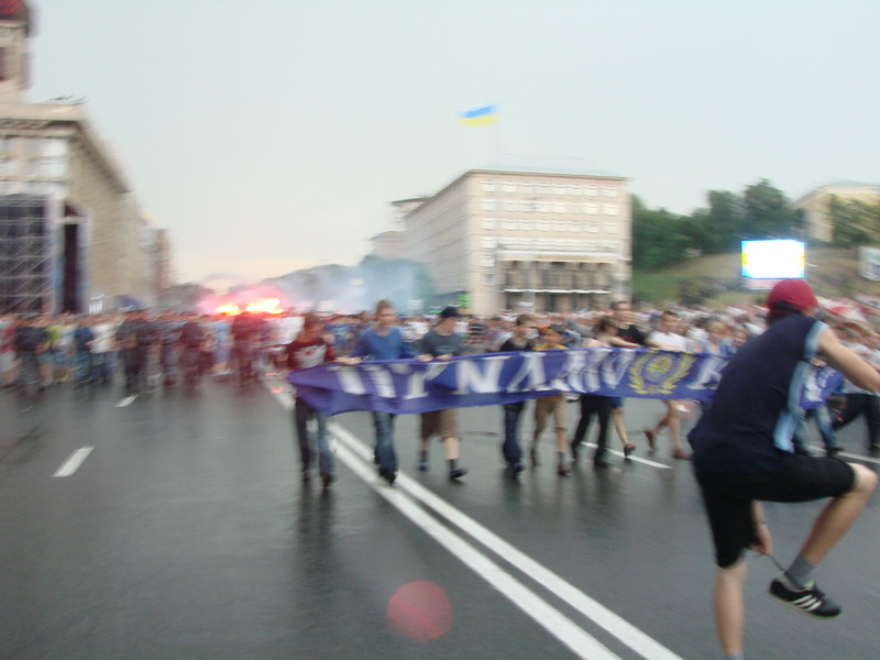 Динамівський фанатський марш у Києві перед матчем Шахтар - Динамо [27/05/07] Фінал КУ 