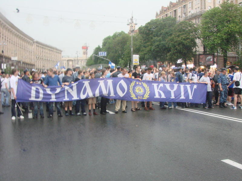 Динамівський фанатський марш у Києві перед матчем Шахтар - Динамо [27/05/07] Фінал КУ 