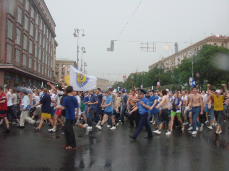 Динамівський фанатський марш у Києві перед матчем Шахтар - Динамо [27/05/07] Фінал КУ 