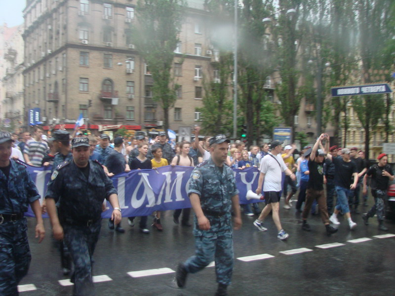 Динамівський фанатський марш у Києві перед матчем Шахтар - Динамо [27/05/07] Фінал КУ 