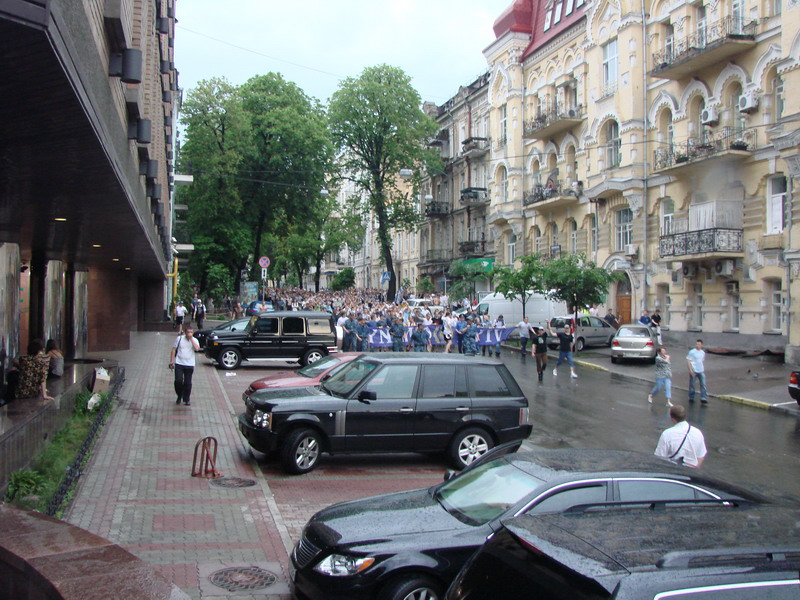 Динамівський фанатський марш у Києві перед матчем Шахтар - Динамо [27/05/07] Фінал КУ 