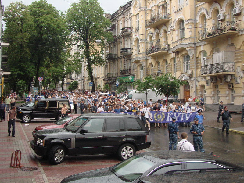 Динамівський фанатський марш у Києві перед матчем Шахтар - Динамо [27/05/07] Фінал КУ 