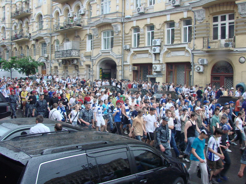 Динамівський фанатський марш у Києві перед матчем Шахтар - Динамо [27/05/07] Фінал КУ 