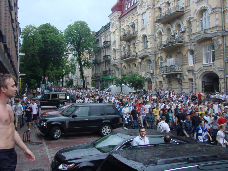 Динамівський фанатський марш у Києві перед матчем Шахтар - Динамо [27/05/07] Фінал КУ 