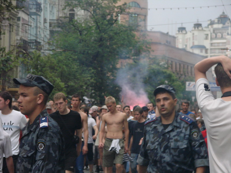 Динамівський фанатський марш у Києві перед матчем Шахтар - Динамо [27/05/07] Фінал КУ 