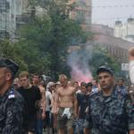 Динамівський фанатський марш у Києві перед матчем Шахтар - Динамо [27/05/07] Фінал КУ 