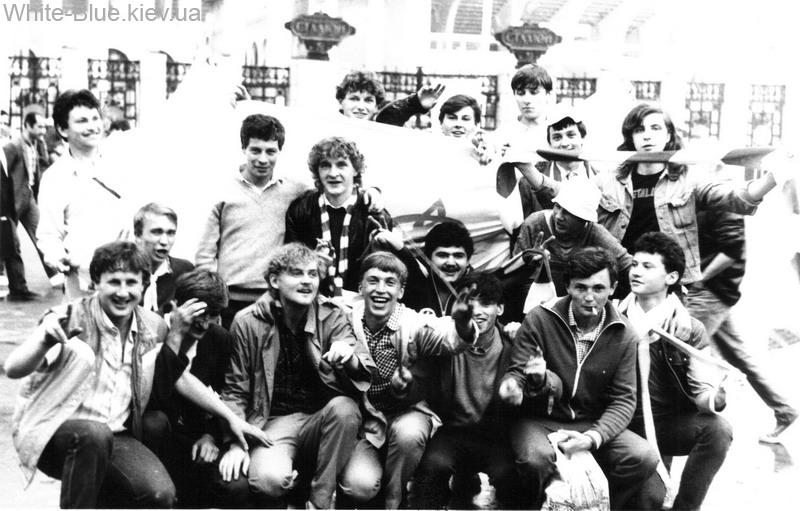 Вдома перед грою. 1986. Нижній ряд, другий зправа – Хитрий